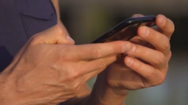 akıllı telefon kullanan adam yakın çekim görüntüleri