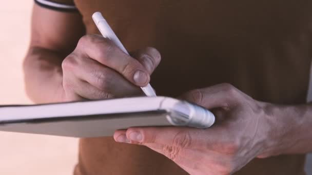 Imágenes Primer Plano Del Hombre Dibujando Cuaderno Bocetos Calle — Vídeos de Stock