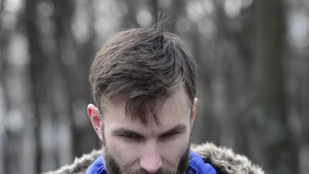 Aufnahmen Eines Gut Aussehenden Mannes Winterjacke Der Die Kamera Schaut — Stockvideo