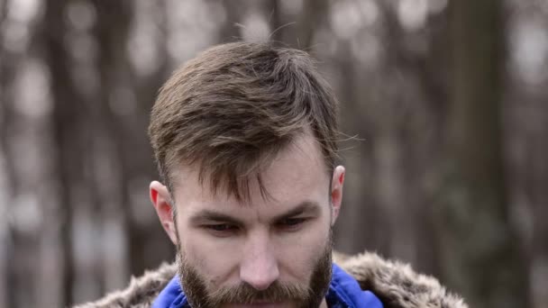 Metraje Del Hombre Guapo Chaqueta Invierno Mirando Cámara — Vídeo de stock