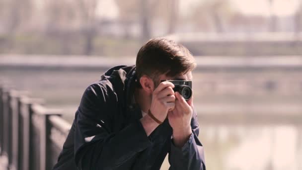 男子在街上用电影相机拍摄的镜头 — 图库视频影像
