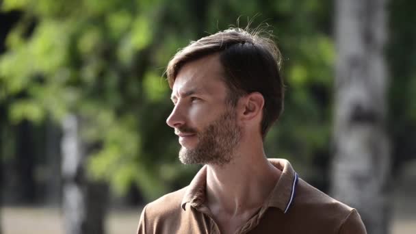 Yakışıklı Adam Parkta Tek Başına Duran Görüntüleri — Stok video