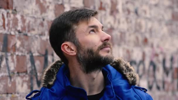 Filmaufnahmen Eines Gutaussehenden Mannes Winterjacke Vor Backsteinmauer — Stockvideo