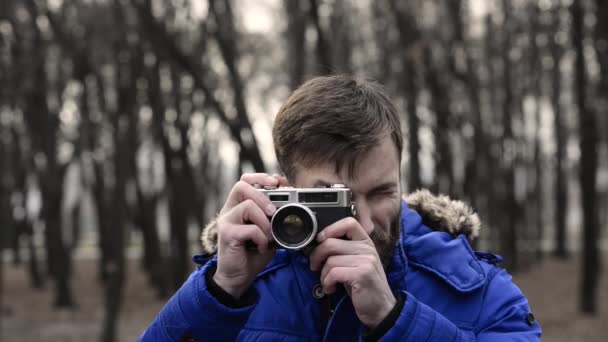 Filmati Uomo Che Gira Con Macchina Fotografica Sulla Strada — Video Stock