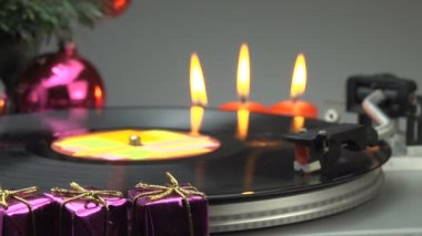 Noel süslemeleri ile vintage vinil oyuncu yakın çekim görüntüleri