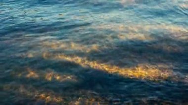 nehrin dalgalı su yüzeyinin sakin görüntüleri