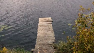 nehir ahşap iskele dalgalı su yüzeyinin sakin görüntüleri