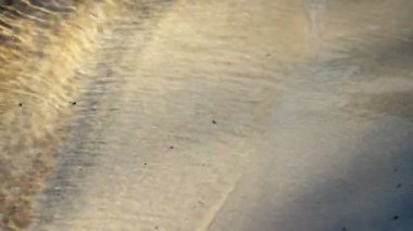 nehrin dalgalı su yüzeyinin sakin görüntüleri