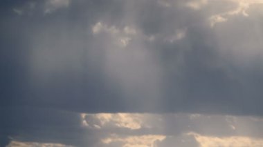 Gökyüzünün hareket eden bulutlu görüntüleri kopya alanı ile