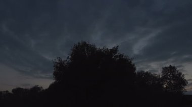 Kopya uzayı ile hareket eden bulutlu fırtınalı gökyüzünün görüntüleri