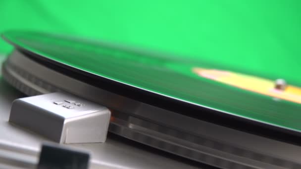 Plan Rapproché Lecteur Vinyle Vintage Isolé Sur Vert — Video