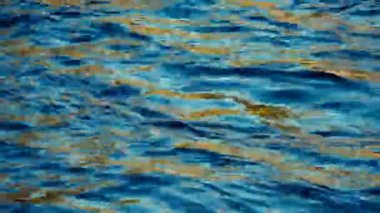 nehrin dalgalı su yüzeyinin sakin görüntüleri