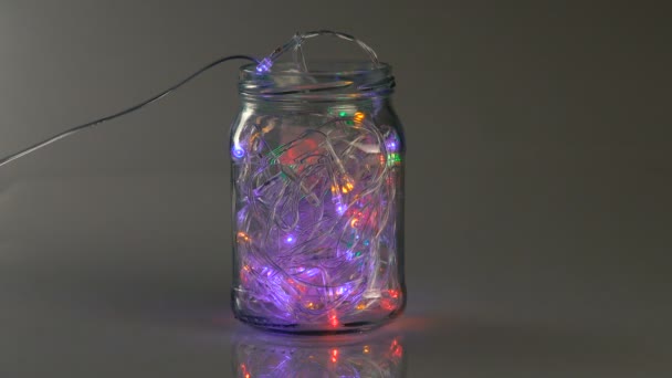 Close Beelden Van Garland Mason Jar Reflecterend Oppervlak — Stockvideo