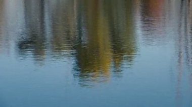 nehrin dalgalı su yüzeyinin sakin görüntüleri