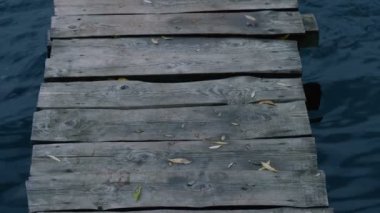 nehir ahşap iskele dalgalı su yüzeyinin sakin görüntüleri