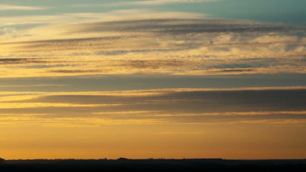 地平線上の美しい夕日の空の風光明媚な映像 — ストック動画