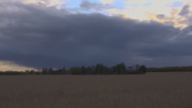 Gün batımında güzel renkli gökyüzü