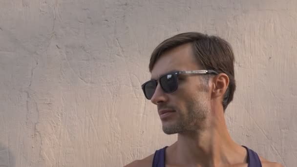 Imagens Homem Gastando Óculos Sol Frente Parede — Vídeo de Stock