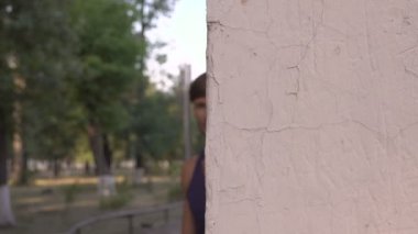 duvarın arkasından yürüyen yakışıklı genç adamın görüntüleri