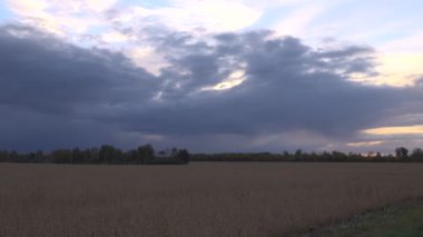 Gün batımında güzel renkli gökyüzü