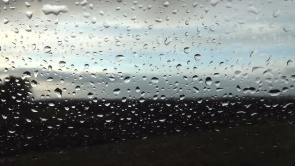 Närbild Bilder Vattendroppar Bilfönster Med Naturlig Bakgrund — Stockvideo