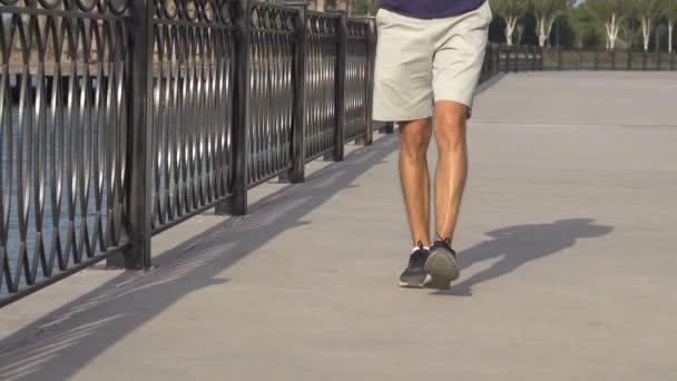 Zbliżenie Materiału Człowieka Chodzenie Prosto Ulicy — Wideo stockowe