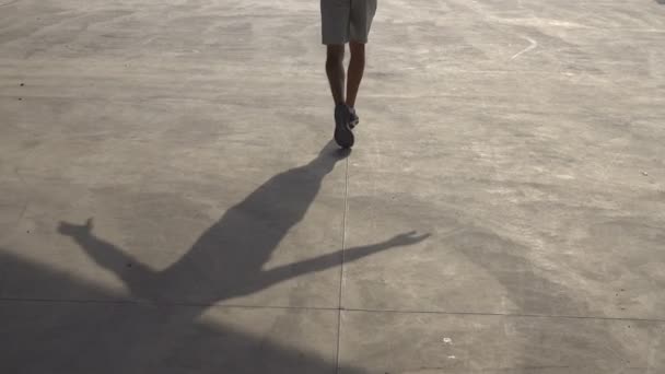 Sokakta Düz Çizgi Yürüyen Adam Yakın Çekimler — Stok video