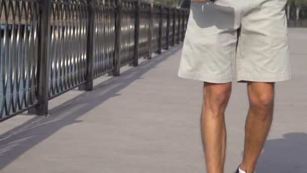 Material Primer Plano Del Hombre Caminando Línea Recta Calle — Vídeo de stock