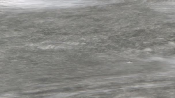 images panoramiques de la surface de l'eau de l'étang sous la pluie, faible cadence 
