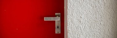 saplı ve sıvalı duvarlı kapalı metal kapı.