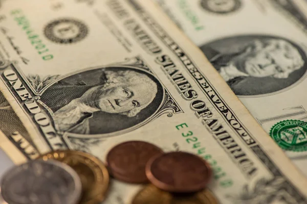 Bir ve iki Amerikan doları kağıt paralar ve paralar. İş konsepti.