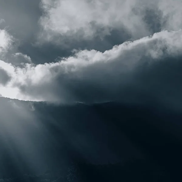 雾蒙蒙的阳光和山中的云彩 夏天的季节Web横幅 — 图库照片
