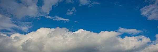 Wolken Een Achtergrond Van Blauwe Lucht Webbanner — Stockfoto
