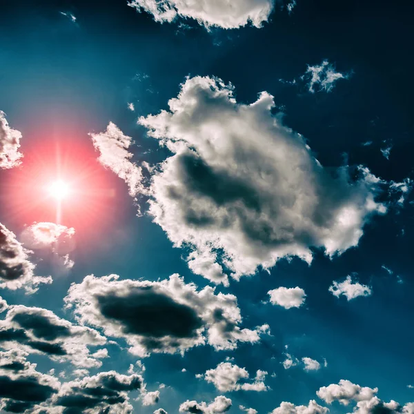 Sol Céu Azul Com Nuvens Início Primavera Março — Fotografia de Stock