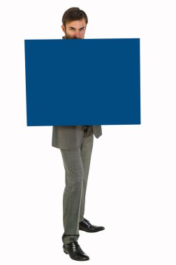 İş adamı elinde bir mesaj panosu tutuyor. İş konsepti.