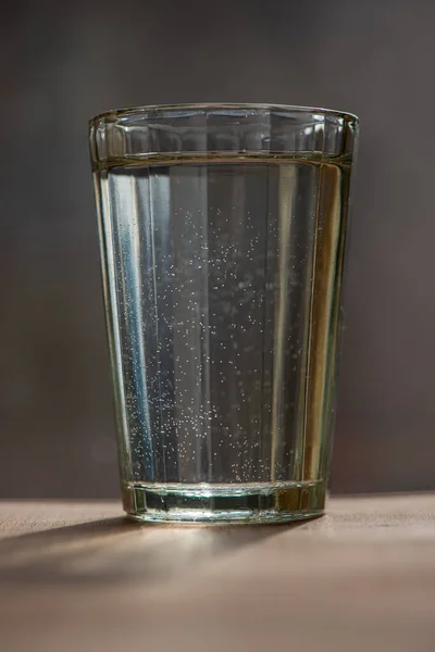 Vaso Agua Está Sobre Una Mesa Iluminada Por Luz Del — Foto de Stock