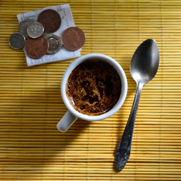Schecks Und Münzen Mit Einer Tasse Kaffee Und Einem Löffel — Stockfoto