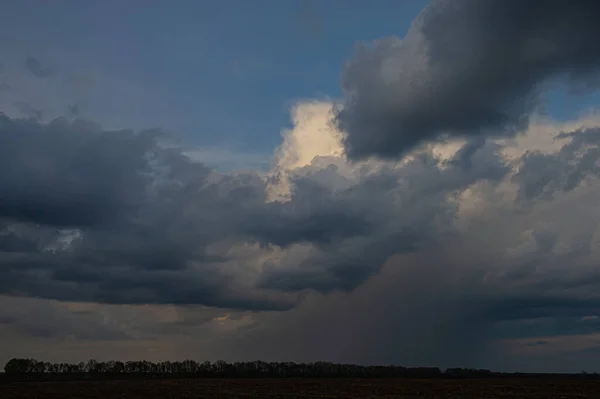 Abendliche Regenwolken Auf Dem Feld Frühlingszeit Landschaft Der Steppe Ukraine — Stockfoto