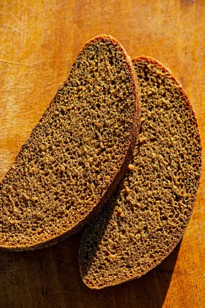 Fette Pane Segale Scuro Trovano Sulla Superficie Legno Della Tavola — Foto Stock