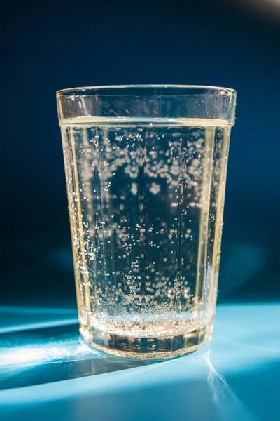 Vaso Agua Está Sobre Una Mesa Iluminada Por Luz Del —  Fotos de Stock