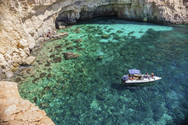 Ostrov Comino Malta Září 2018 Jachta Cominu Modrá Laguna Tyrkysovou — Stock fotografie