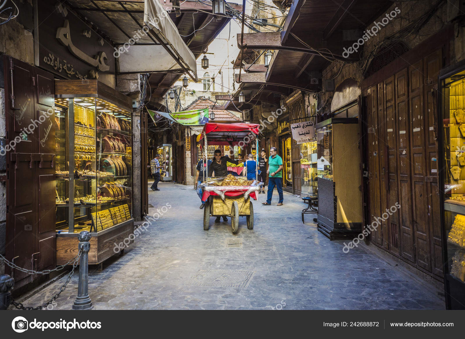 在的黎波里古代市场的黎波里黄金市场Souk Harajb 出售水果的男子黎巴嫩的黎波里—— 库存社论照片©  natalia.milko@gmail.com #242688872