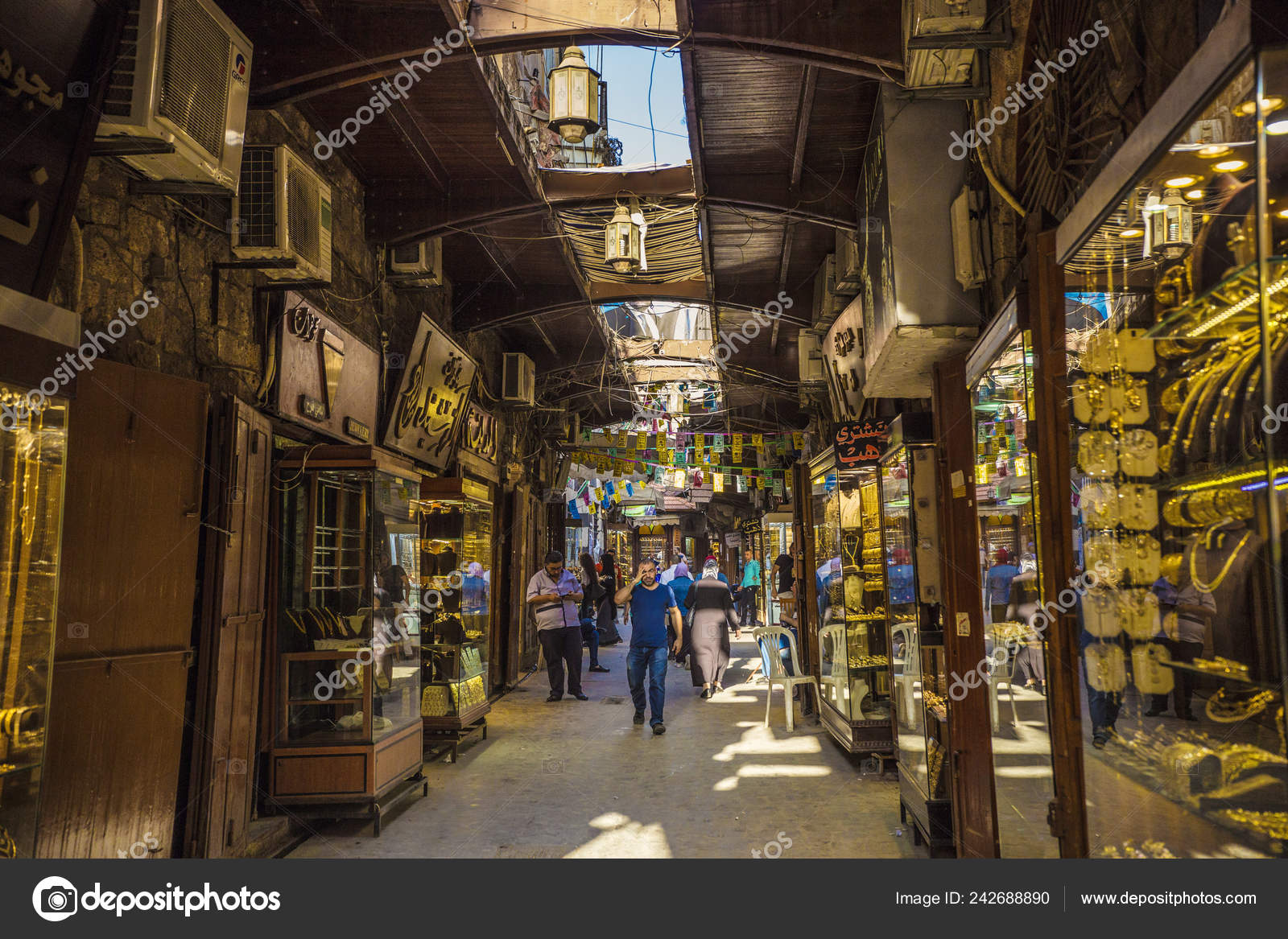 的黎波里黄金市场Souk Harajb 的黄金首饰店黎巴嫩的黎波里的古代市场—— 库存社论照片© natalia.milko@gmail.com  #242688890
