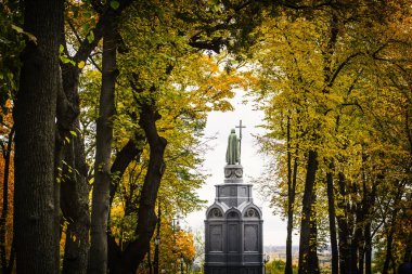 Kiev park sonbaharda. Aziz Vladimir anıt görünümü ile sarı ağaç yapraklar Vladimir Park merkezinde Kiev, Ukrayna