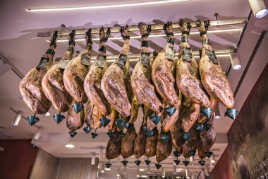 Jamon (İspanyolca jambon) satan dükkanı Vitrini. Jamon Iberico bacaklar San Sebastian, Bask Ülkesi, İspanya dükkanda asılı