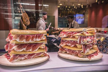 Jamon (İspanyolca jambon) sandviç, ekmek jambon aperatifler Satılık, Zaragoza, İspanya ile yığını satan dükkanı Vitrini 