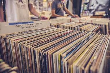 Toulouse, Fransa eski vintage vinil dükkanı. Lp vinil kayıtlar müzik dükkanı Toulouse'da satışında topluluğu