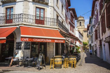 Fransa geleneksel dışında bar-masa ve sandalye St. Jean de Luz şehir, Bask Ülkesi, sokakta ile rahat 
