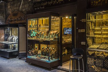 Trablus altın piyasası (Souk Al-Harajb), Trablus, Lübnan'daki antik pazar dükkanlarında altın takı 