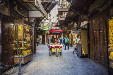 Trablus altın piyasası (Souk Al-Harajb), Trablus, Lübnan'daki antik pazar meyve satan adam 